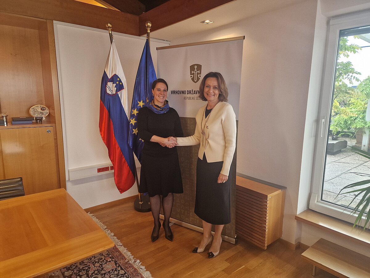 Na fotografiji sta dr. Ana Kerševan, generalna državna odvetnica, in dr. Katarina Bergant, generalna državna tožilka.