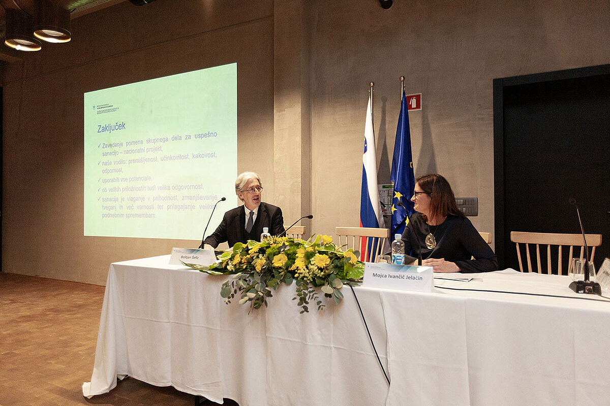 Na fotografiji sta državni sekretar Boštjan Šefic in višja državna odvetnica Mojca Ivančič Jelačin, vodja Zunanjega oddelka v Kopru. Foto: Ana Hribar 