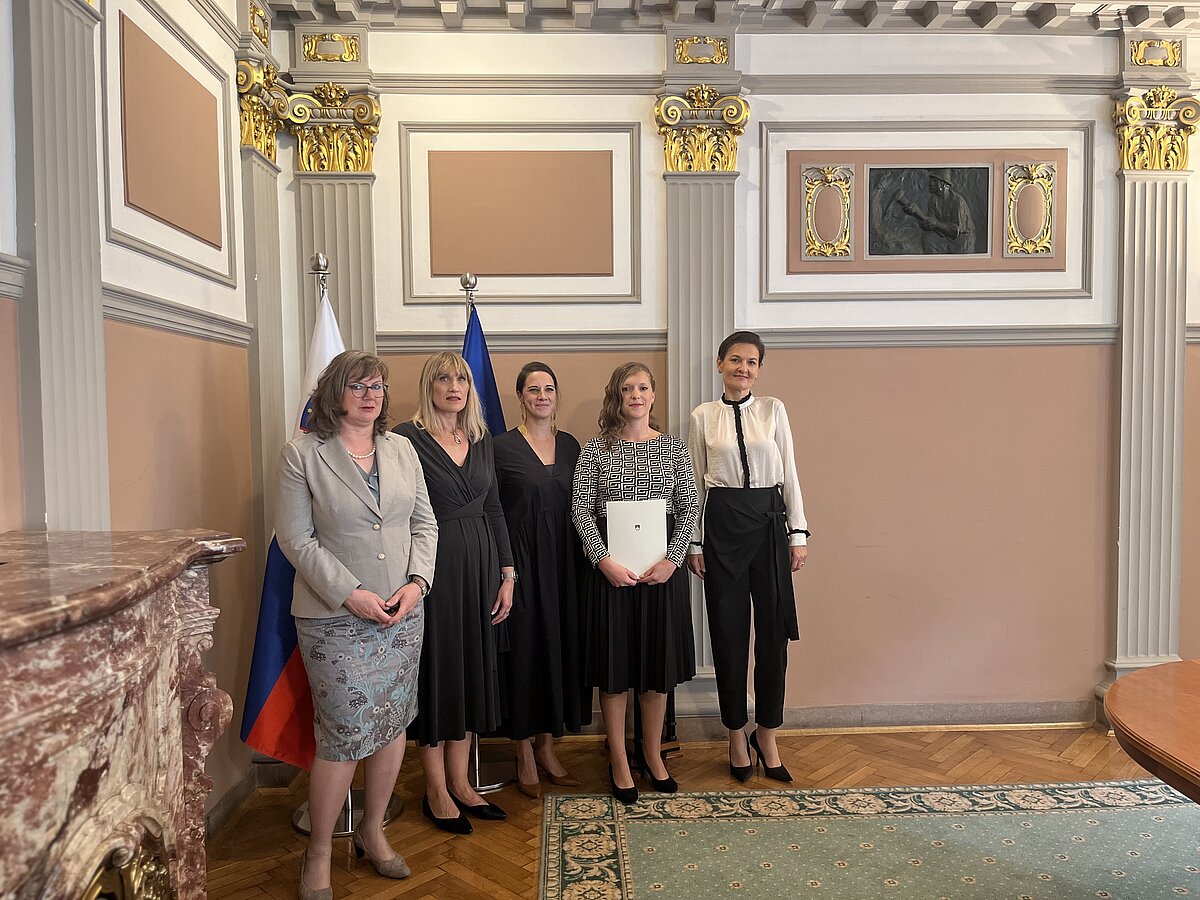 Namestnica generalne državne odvetnice Aleksandra Vrhunc Kovačič, vodja Zunanjega oddelka v Novem mestu Sonja Popovič, generalna državna odvetnica dr. Ana Kerševan, državna odvetnica Nina Ilovar Mesojedec, državna sekretarka mag. Valerija Jelen Kosi