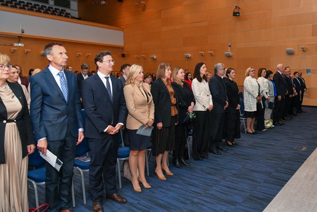 Provosodni funkcionarji stojijo v prvi vrsti v dvorani na Dnevih državnega odvetništva