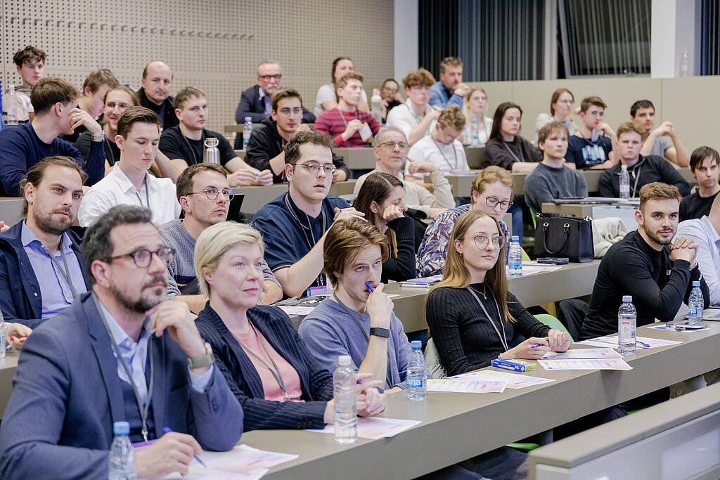 Poslušalci predavanja v polni dvorani