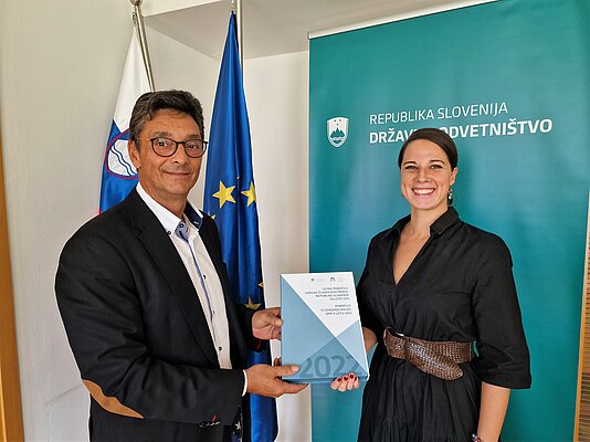 Varuh človekovih pravic Peter Svetina in generalna državna odvetnica dr. Ana Kerševan se rokujeta