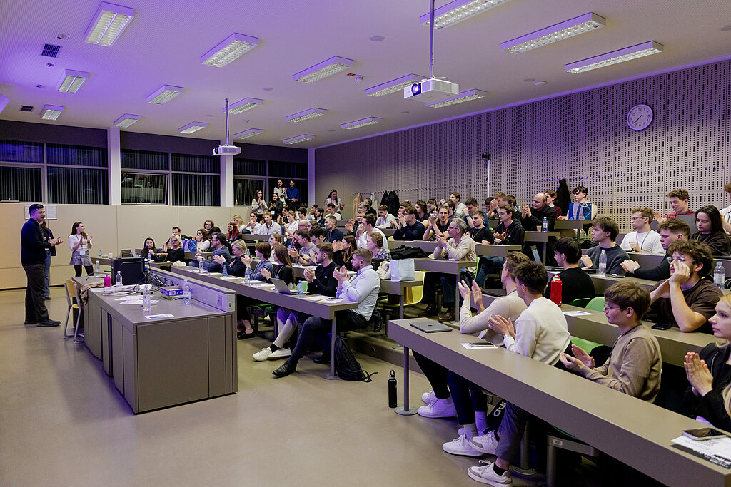 Polna dvoarana slušateljev