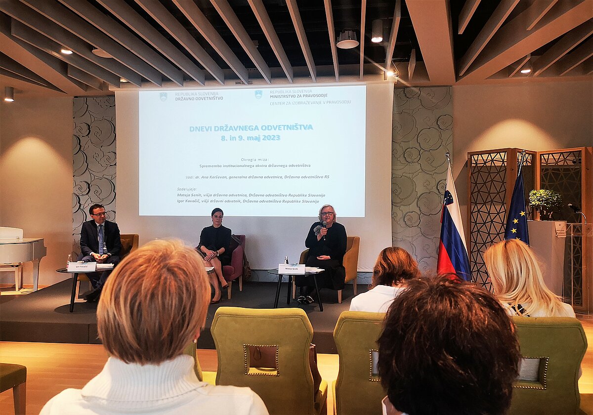 govorci na okrogli mizi: Igor Kovačič, Ana Kerševan in Mateja Senih