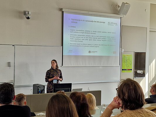 Generalan državna odvetnica dr. Ana Kerševan med predavanjem