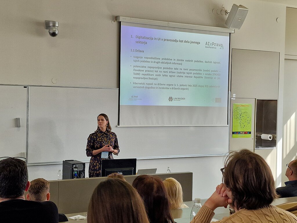 Generalan državna odvetnica dr. Ana Kerševan med predavanjem