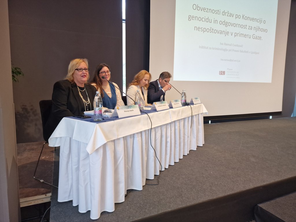 Sedeči predavatelji na prvem sklopu predavanja