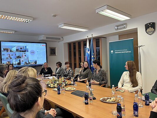 Ministrica dr. Dominika Švarc Pipan na srečanju z Državnimi odvetniki