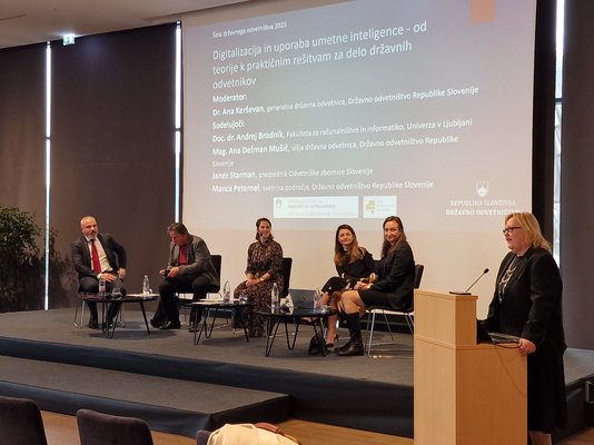 Slika okrogle mize s sodelujočimi ter nagovor namestnike generalne odvetnice Mateje Senih