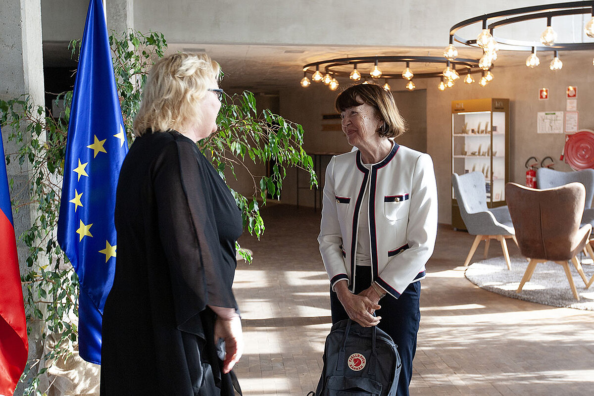 Na fotografiji sta namestnica generalne državne odvetnice Mateja Senih in prof. dr. Lučka Kajfež Bogataj. Foto: Ana Hribar 