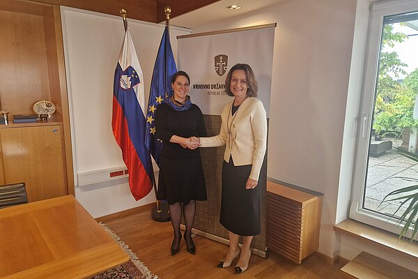 Na fotografiji sta dr. Ana Kerševan, generalna državna odvetnica, in dr. Katarina Bergant, generalna državna tožilka.