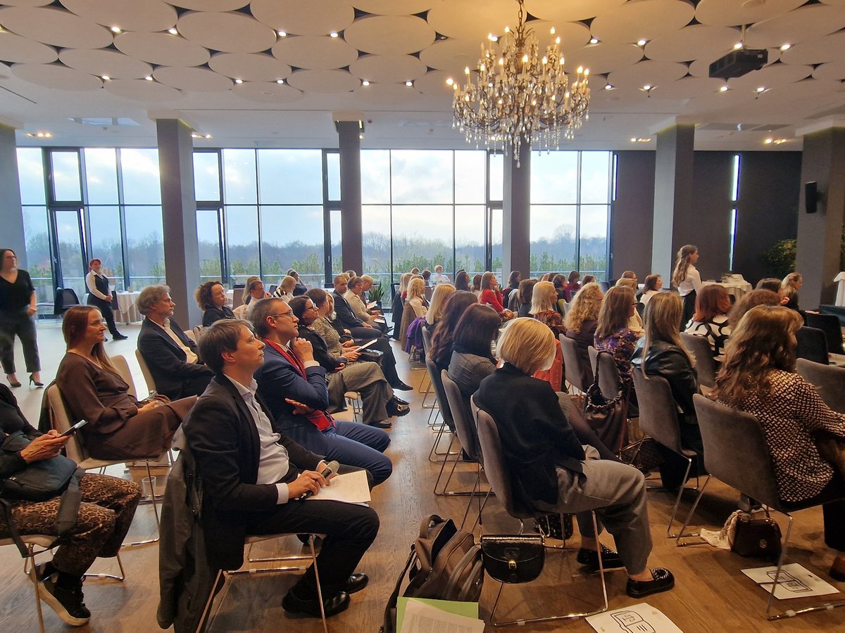 Stranski pogled na dvorano s sedečimi udeleženci