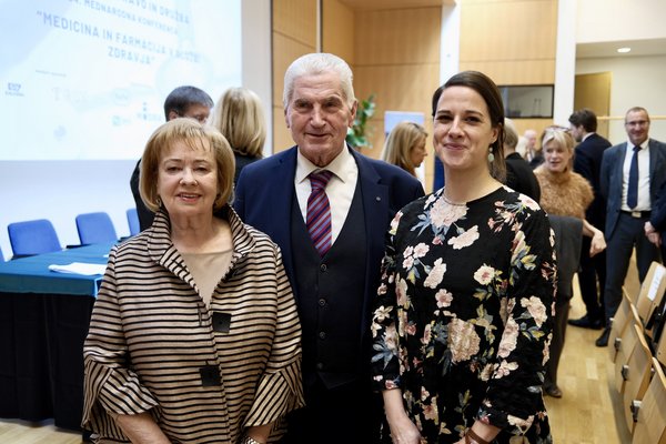 Ana Kerševan v družbi dveh udeležencev na konferenci