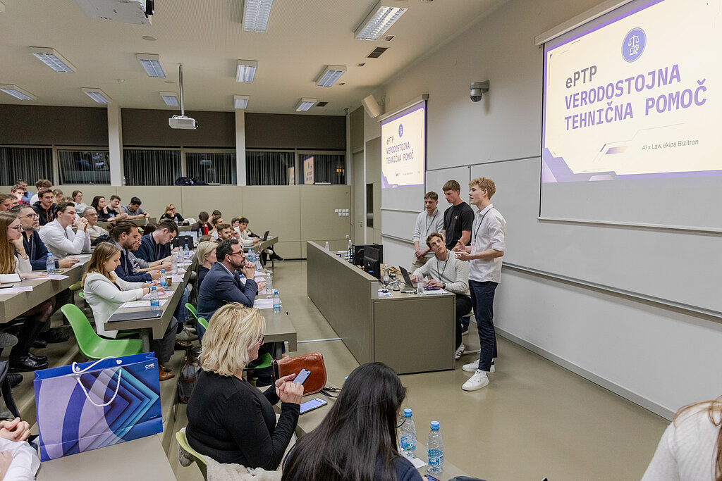 4 člani študentske ekipe ob predstavitvi rešitve na izziv podan s strani Državnega odvetništva Republike Slovenije