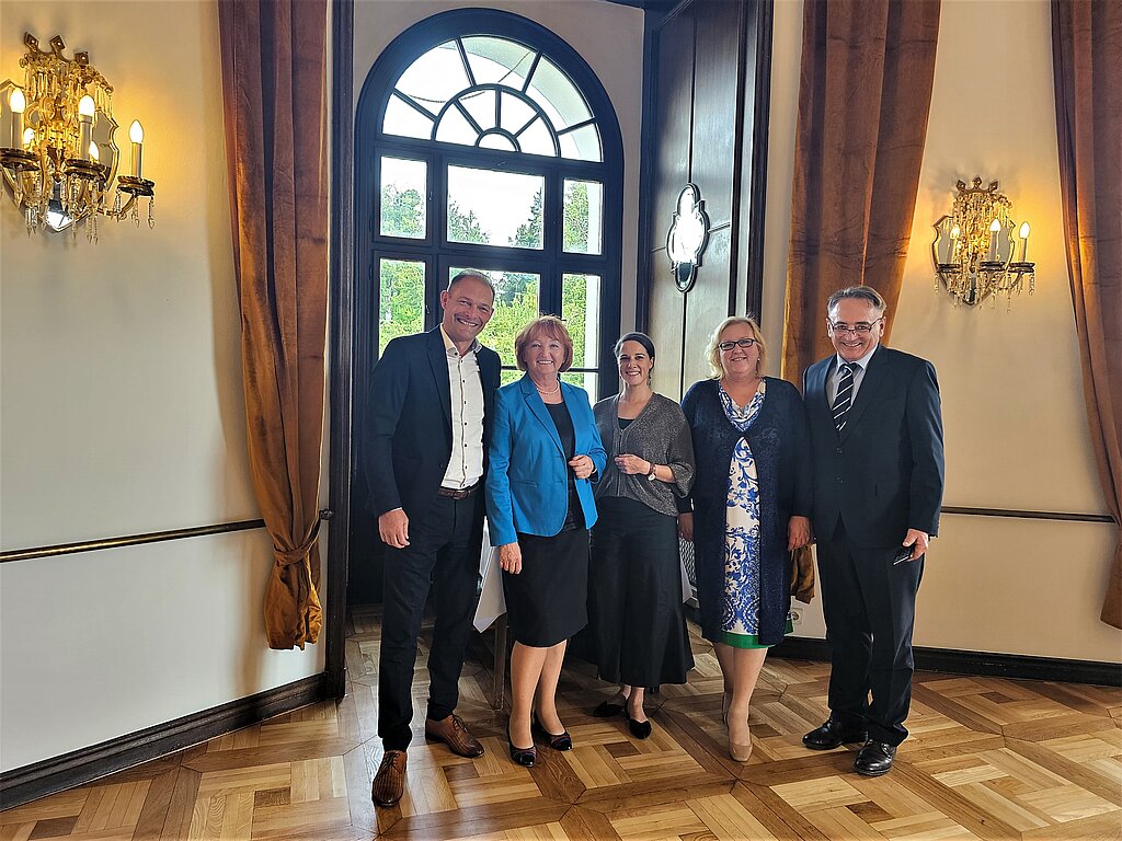 mag. Jurij Groznik, dr. Ana Kerševan, Zlata Hrvoj Šipek, Mateja Senih, Jozo Jurčević skupinska fotografija na kateri so mag. Jurij Groznik, dr. Ana Kerševan, Zlata Hrvoj Šipek, Mateja Senih, Jozo Jurčević