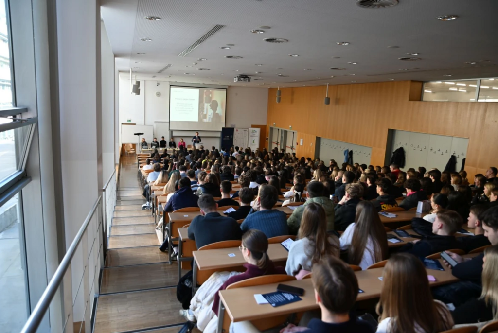 Predavalnica s študenti in predavatelji