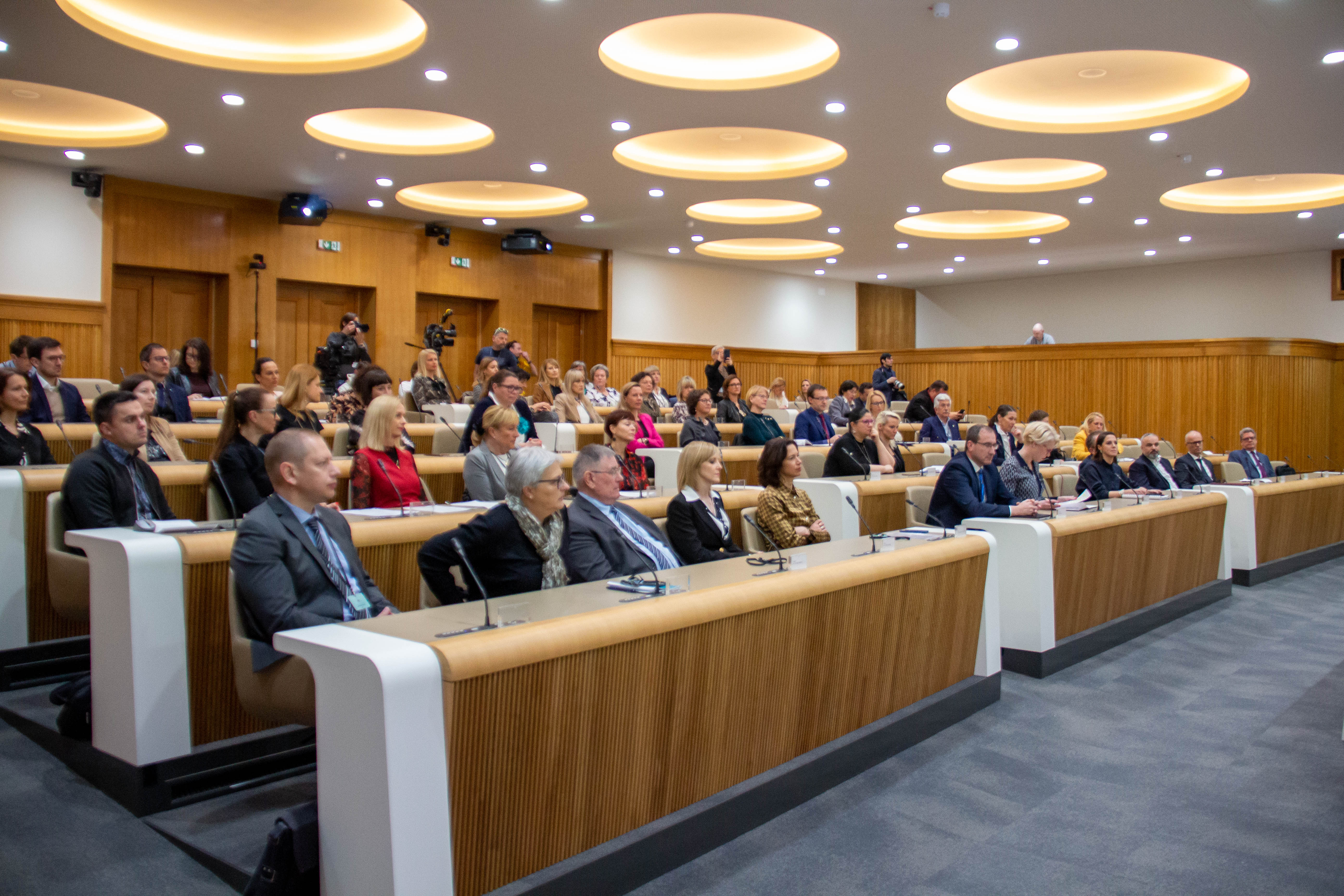 foto: Benjamin Beci / Fixmedia udeleženci posveta v dvorani Državnega sveta