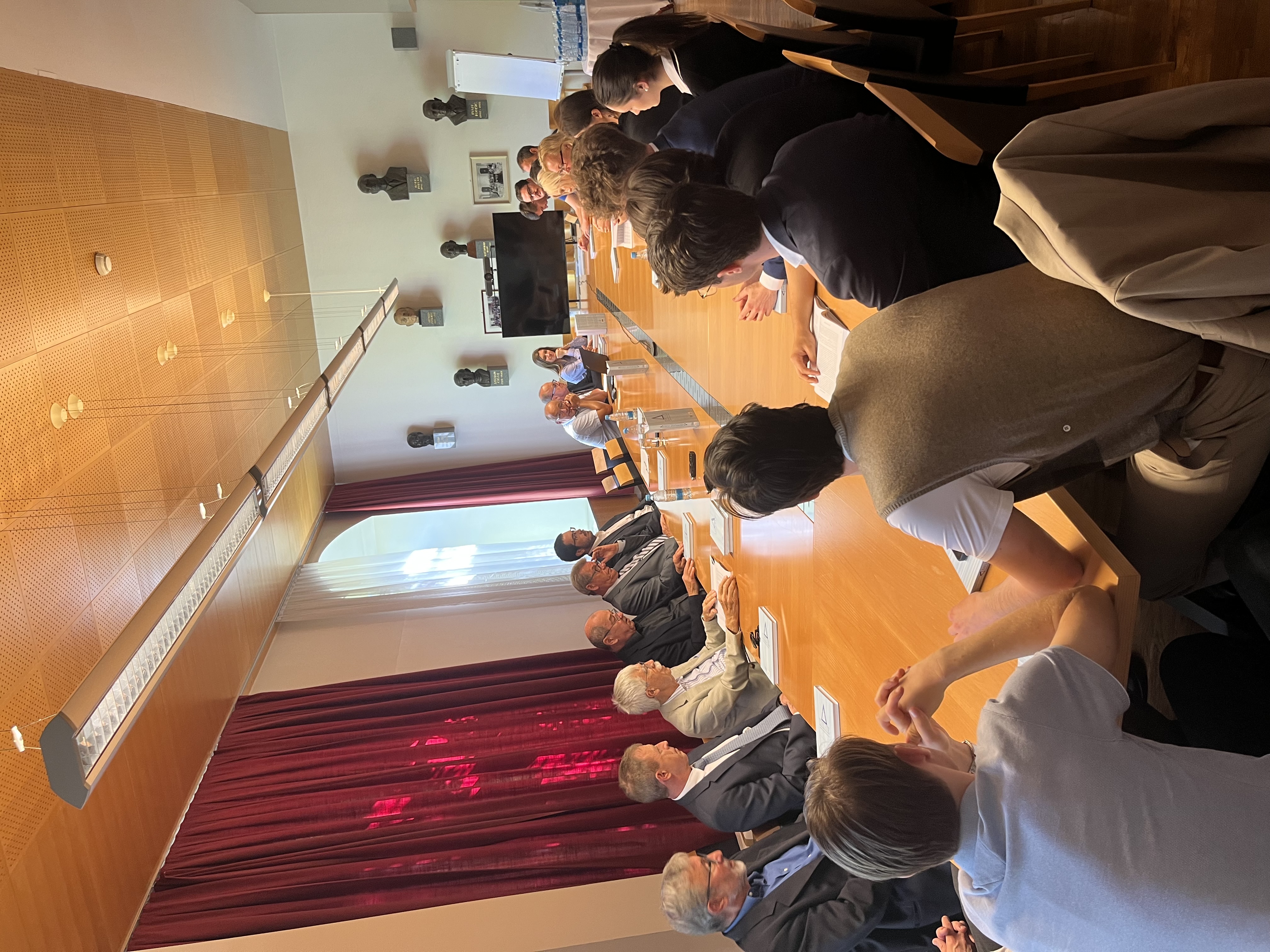 10. obletnica delovanja Inštituta za ustavno pravo Omizje zbranih gostov na javni predstavitvi zbornika v senatni sobi Pravne fakultete Univerze v Ljubljani.