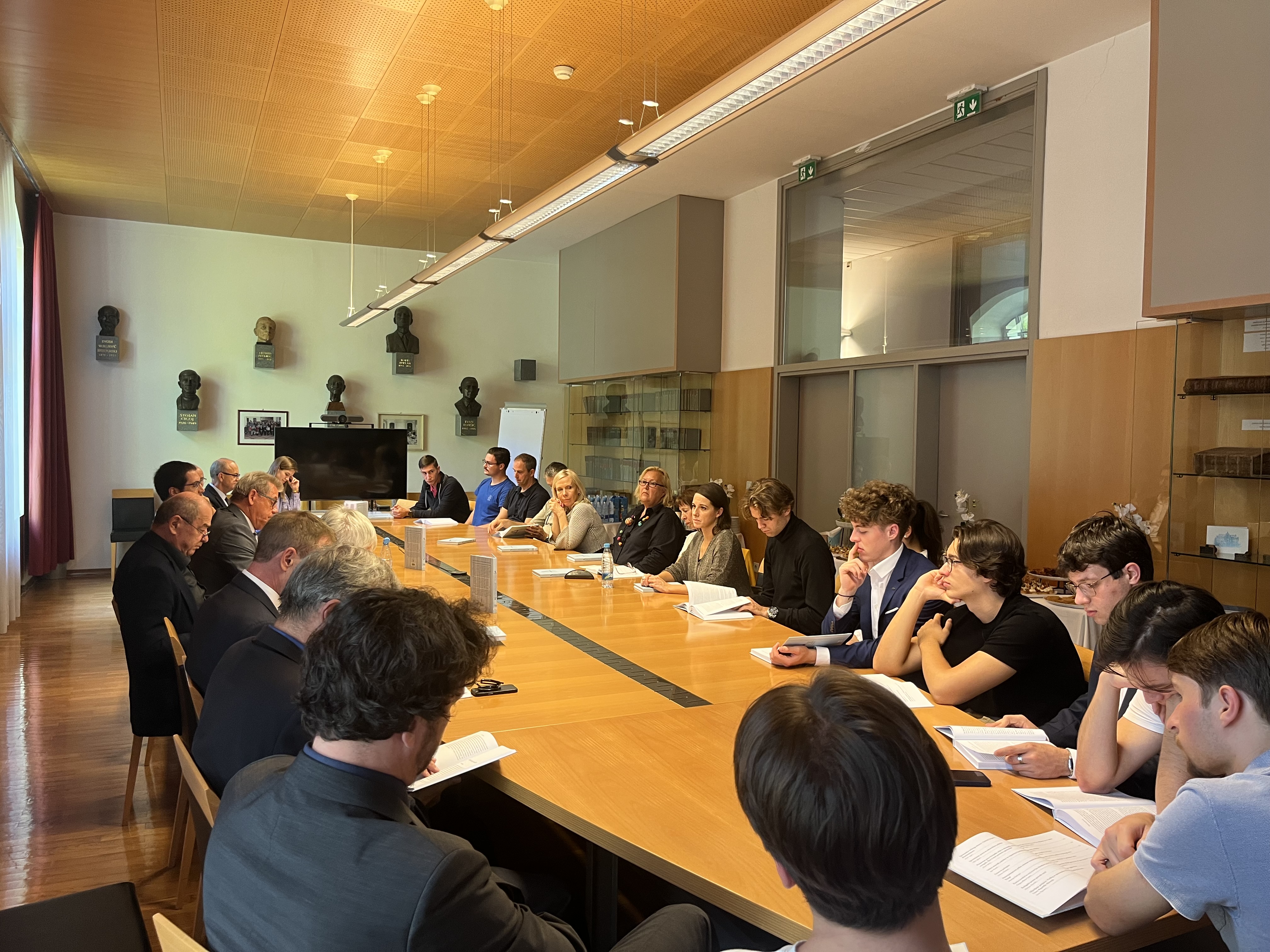 Udeleženci na razpravi.