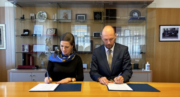 generalna državna odvetnica in dekan fakultete podpisujeta sporazum o sodelovanju